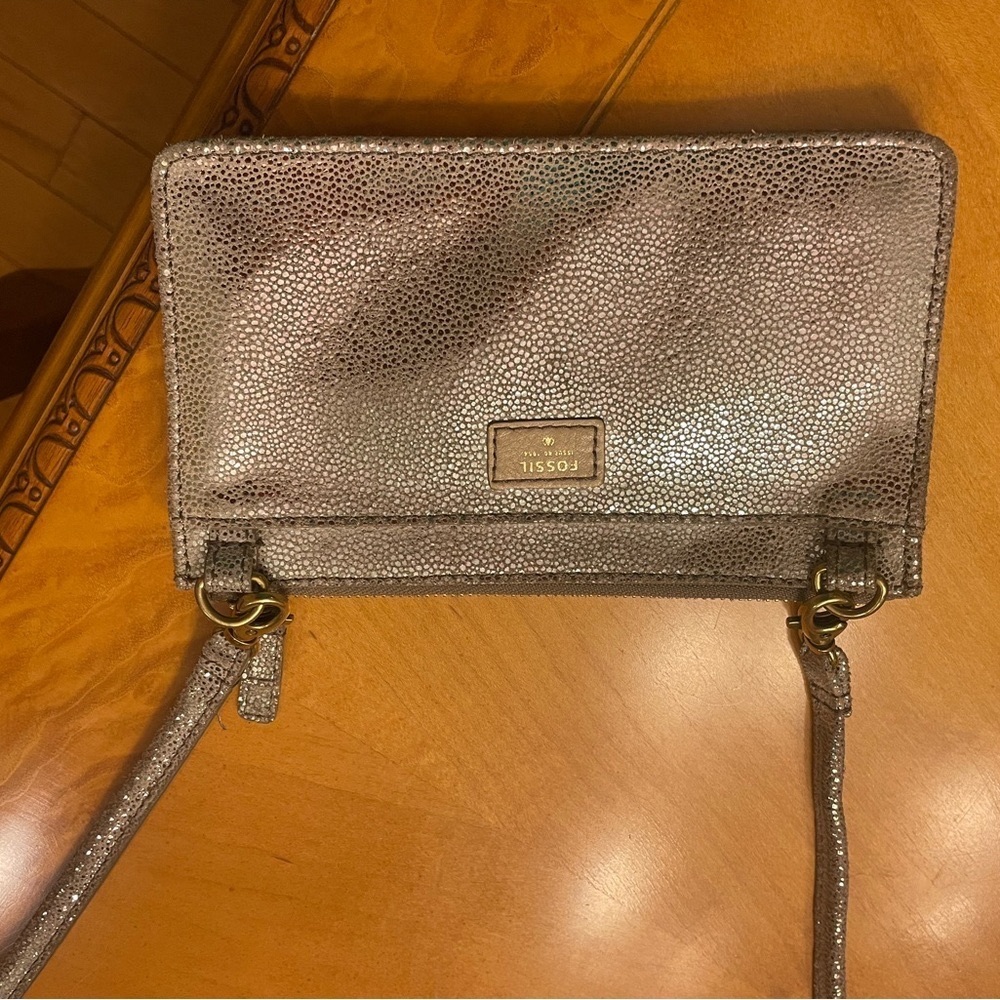 Metallic crossbody. Fossil gold